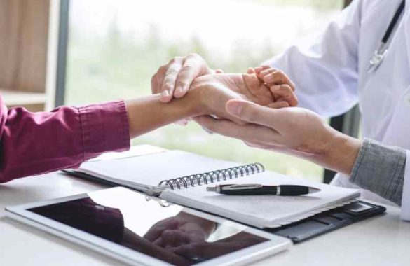 Poignet douloureux quand je m'appuie dessus : causes et solutions malgré l'absence de gonflement