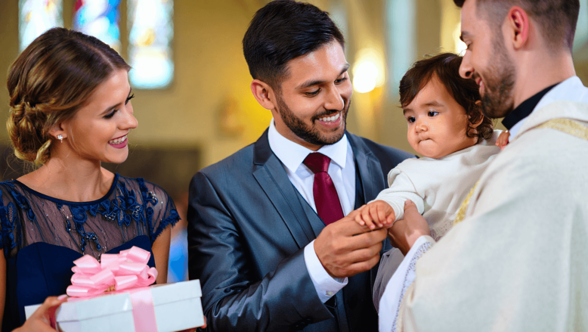 Baptême : quel cadeau pour le parrain et la marraine ?
