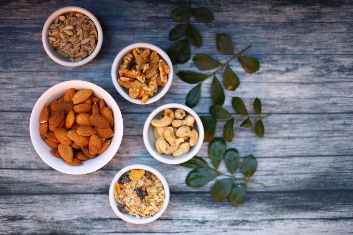 Assortiment de noix, amandes et graines de tournesol dans un bol