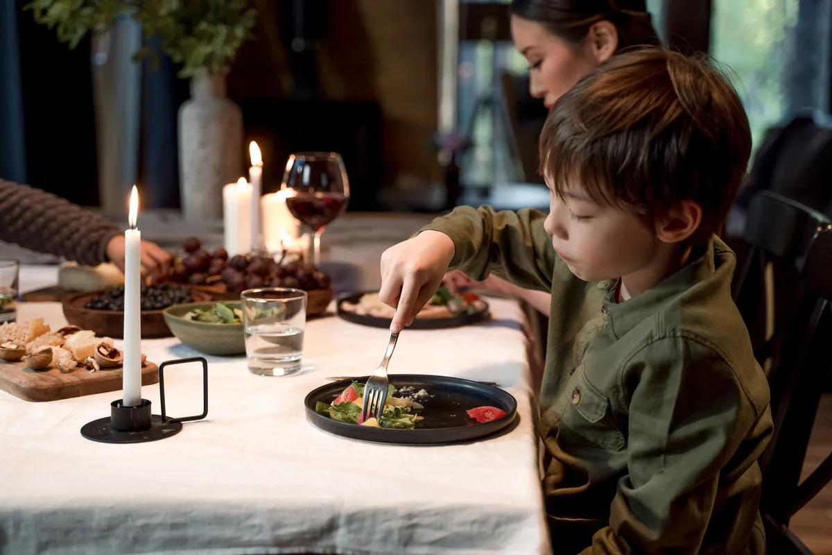 Repas équilibré du soir composé de protéines et glucides complexes