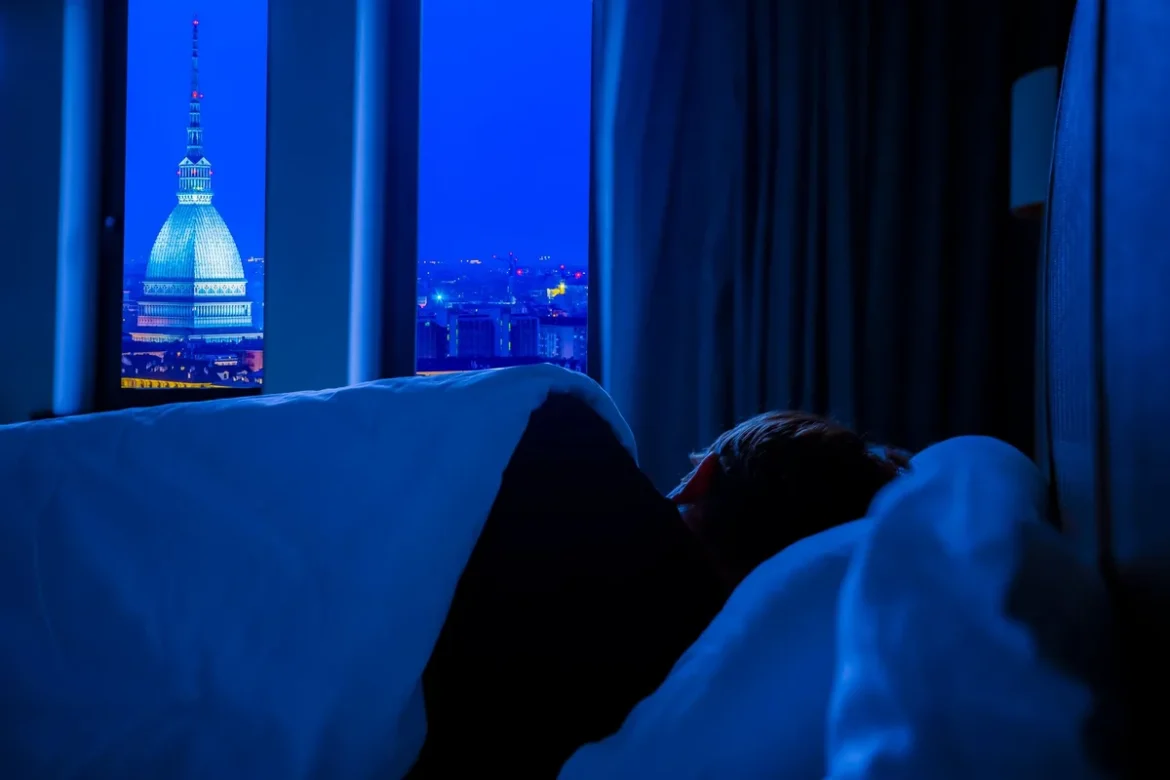 Personne dormant paisiblement dans un lit confortable dans une chambre calme et sombre