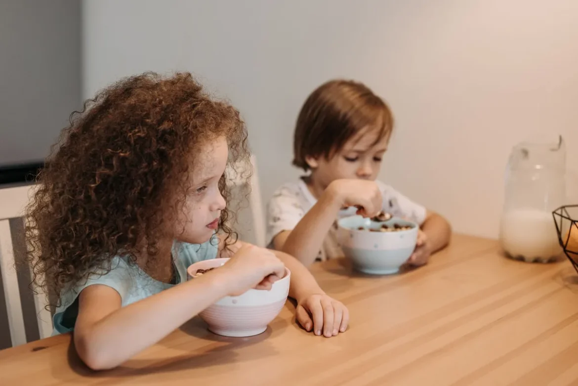 Enfant et parent organisant la routine du matin avec cartable et petit-déjeuner