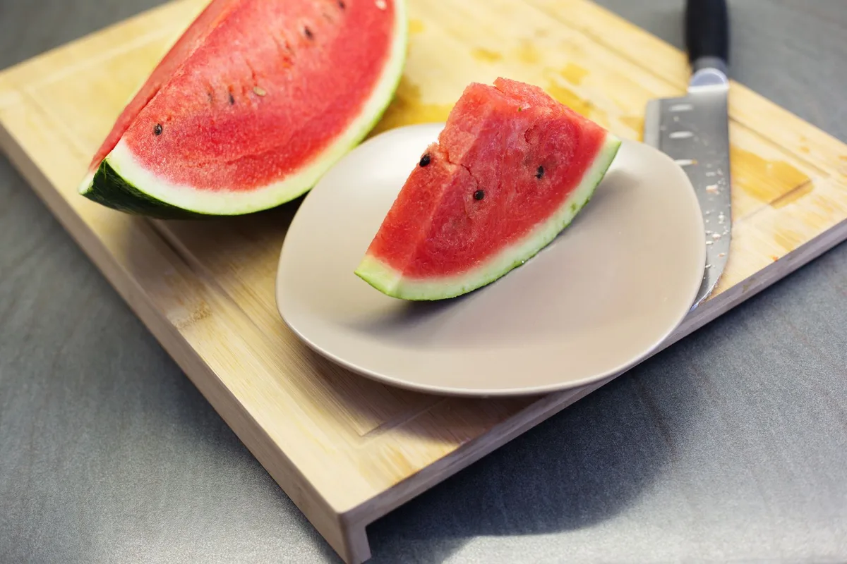 Portion de pastèque en tranches sur une assiette estivale