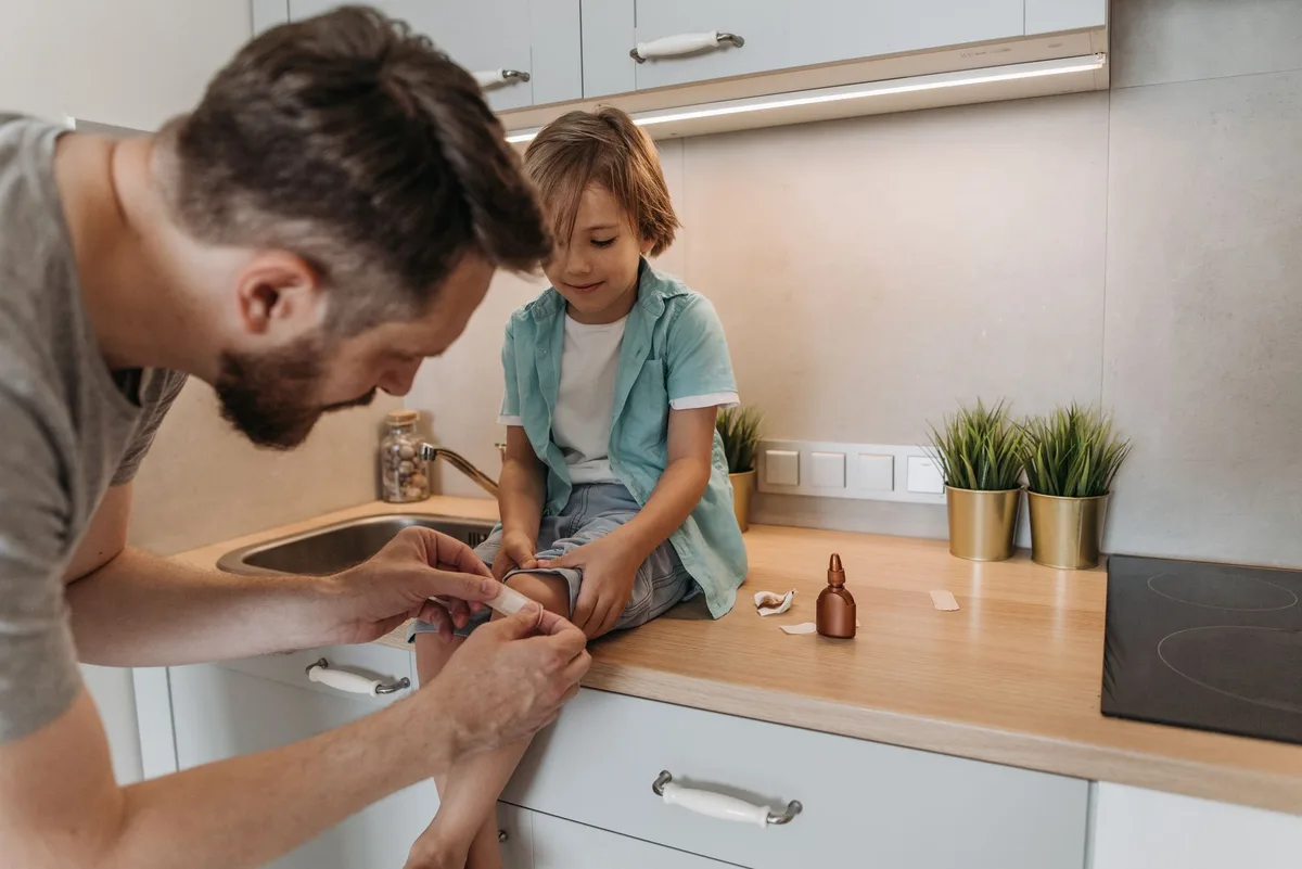 Checklist de sécurité affichée sur un réfrigérateur avec règles claires pour enfant seul.