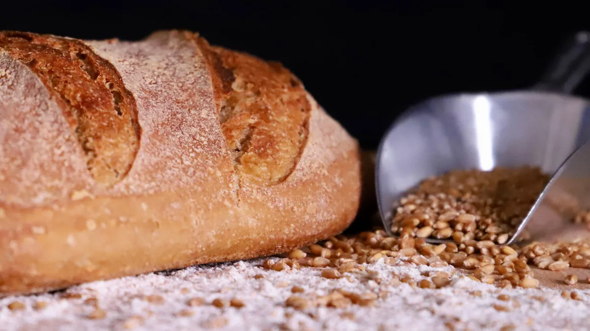 Miches de pain avec croûte épaisse et pains de campagne sur une surface en bois