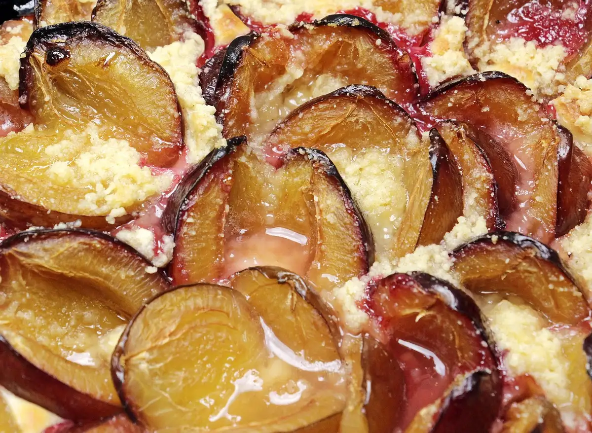 Gâteau refroidissant sur une grille après la cuisson, préservant sa texture moelleuse