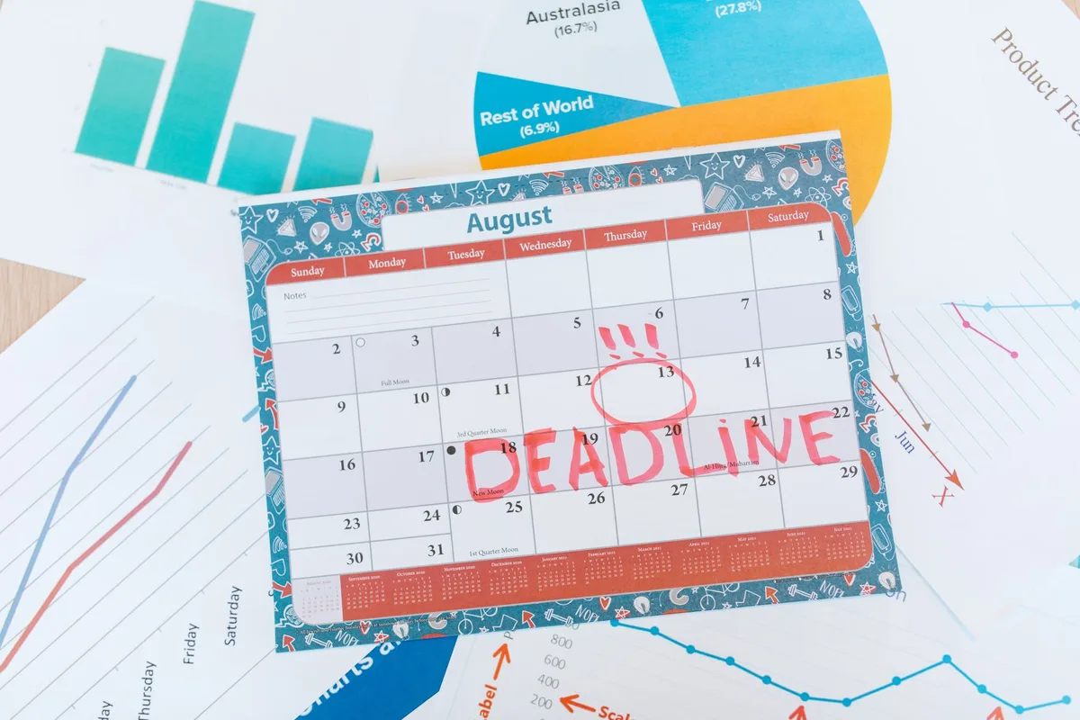 Calendrier coloré affiché à hauteur d'enfant montrant un planning de tâches ménagères avec des pictogrammes.