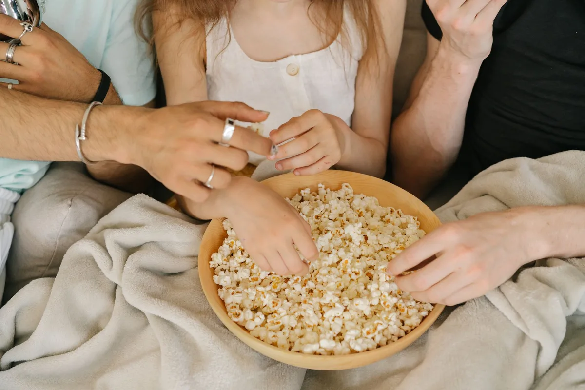 Plateau de snacks et pop-corn préparés pour une soirée cinéma en famille.