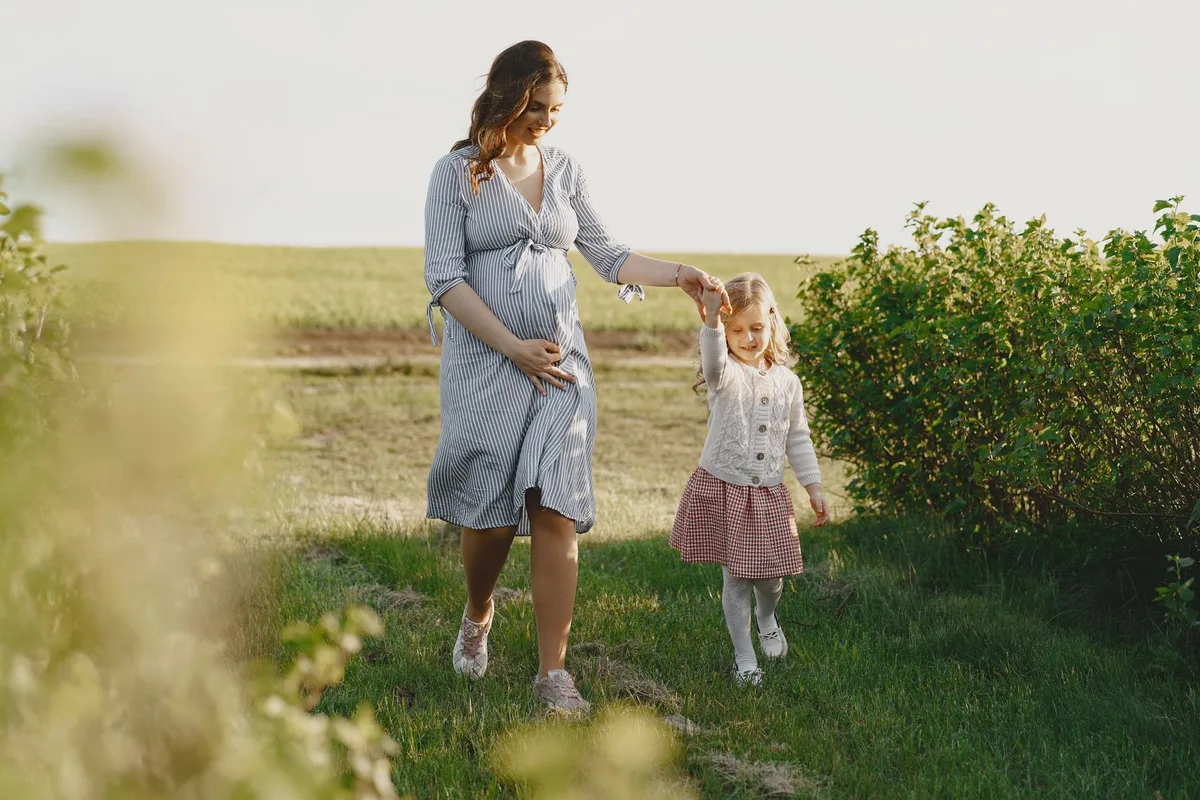 Femme enceinte marchant en plein air dans un environnement calme et naturel