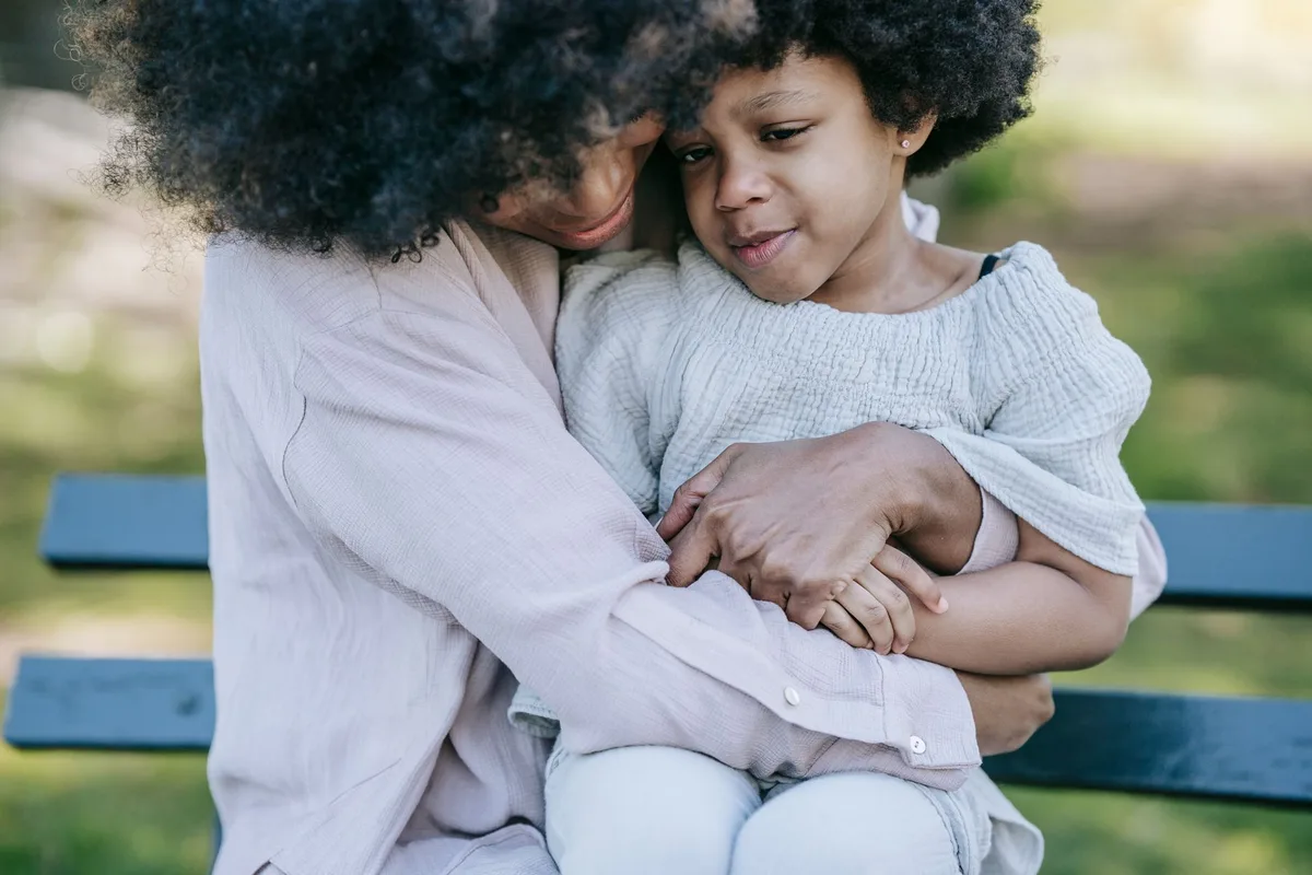 Parent écoutant son enfant avec attention, validant ses émotions