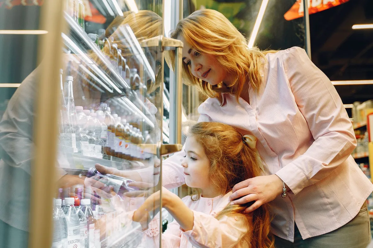 Enfant au supermarché avec parent, moment de coopération et choix