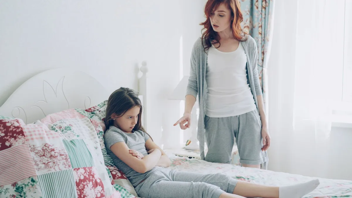 Illustration des tensions familiales courantes : parent et enfant dans une situation de conflit.
