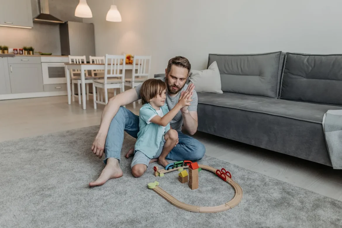Parent et enfant en conversation calme dans un salon, assis face à face avec une posture ouverte et bienveillante.