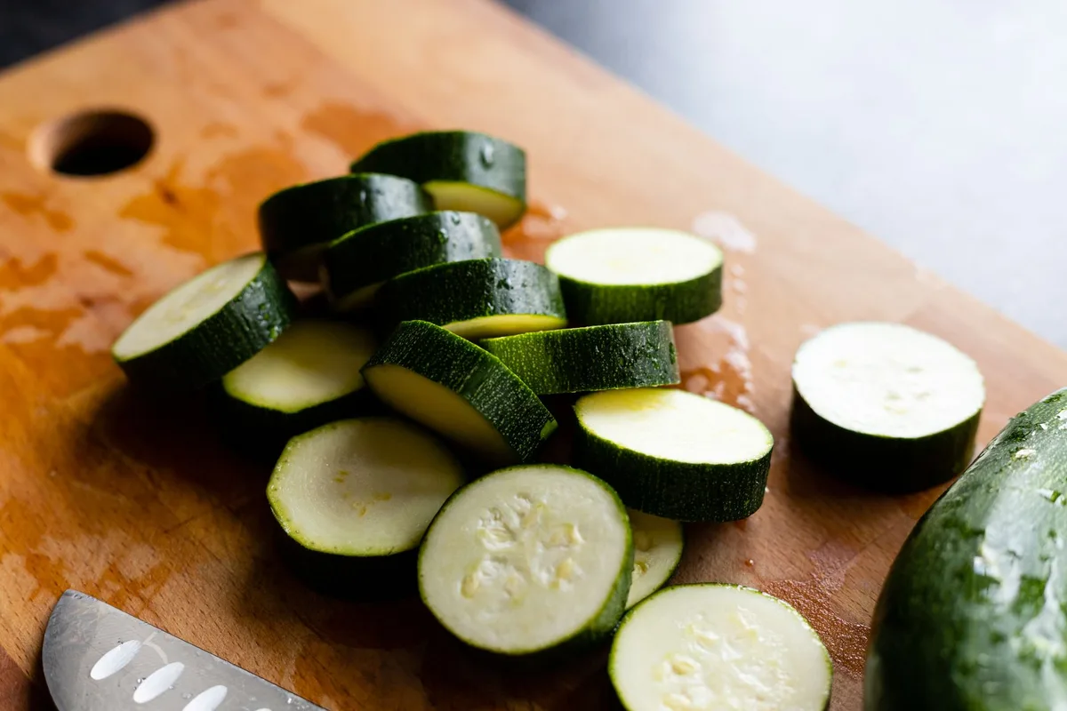 Courgette râpée finement, montrant sa teneur en eau et ses fibres