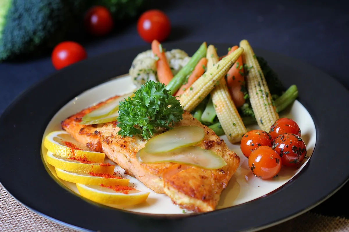 Assiette équilibrée composée de protéines, légumes variés et sources de gras sain