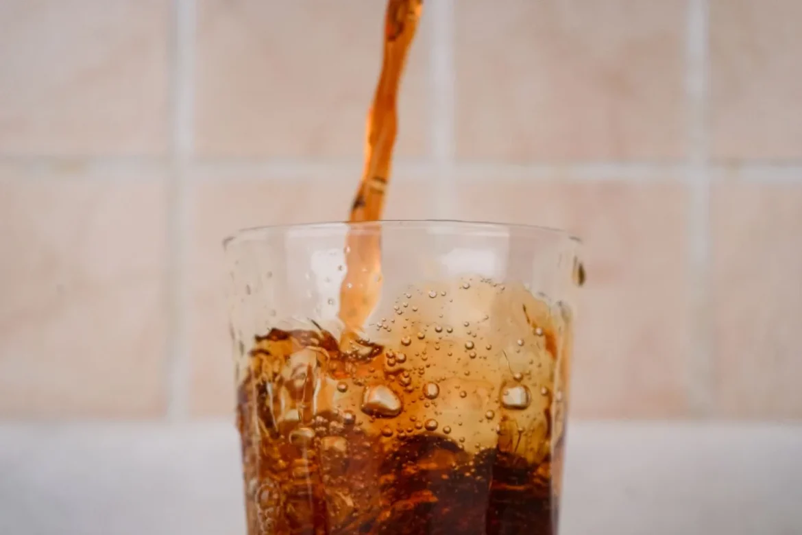 Versement d'eau minérale dans un verre sur un plan de travail de cuisine