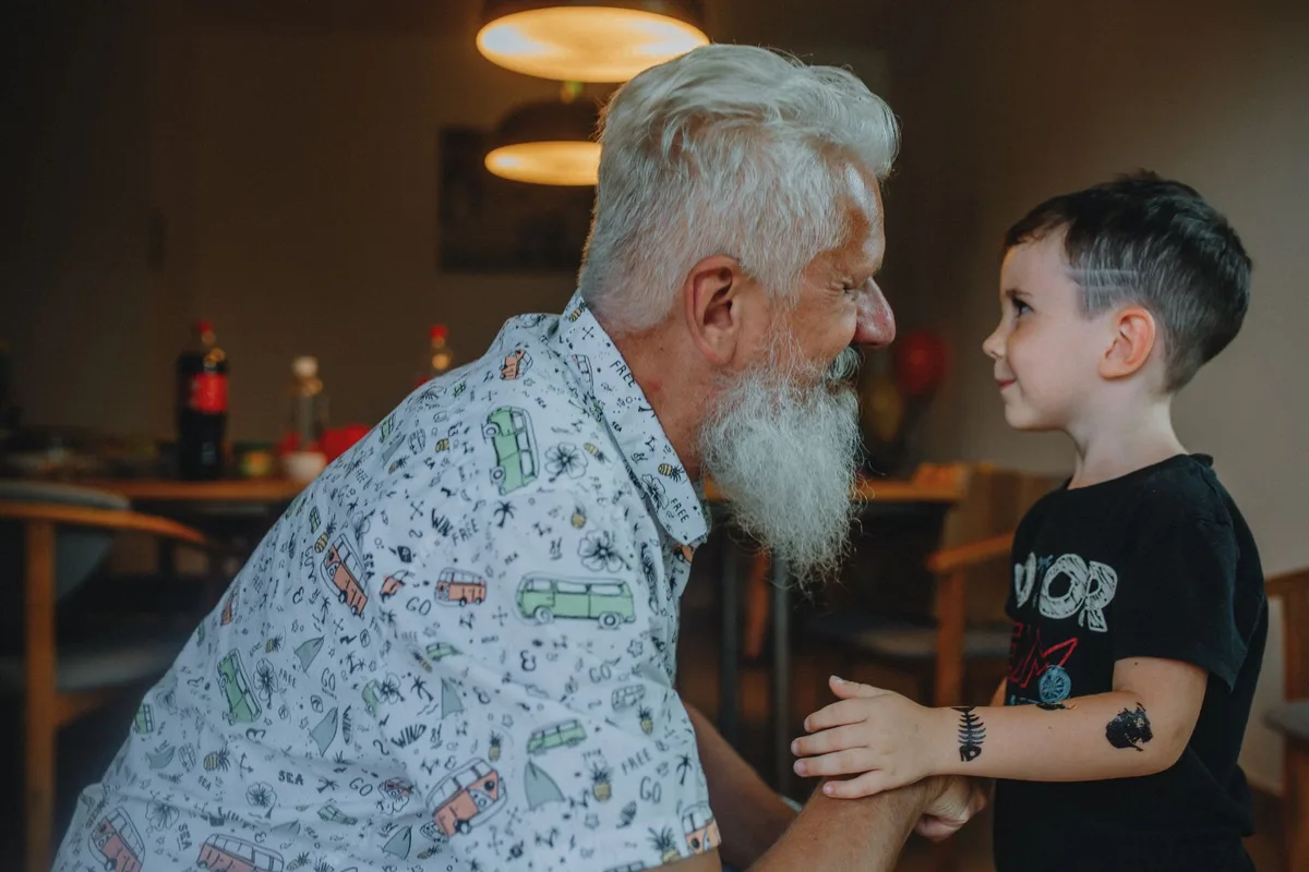 Adulte et enfant en contact visuel direct lors d'une discussion