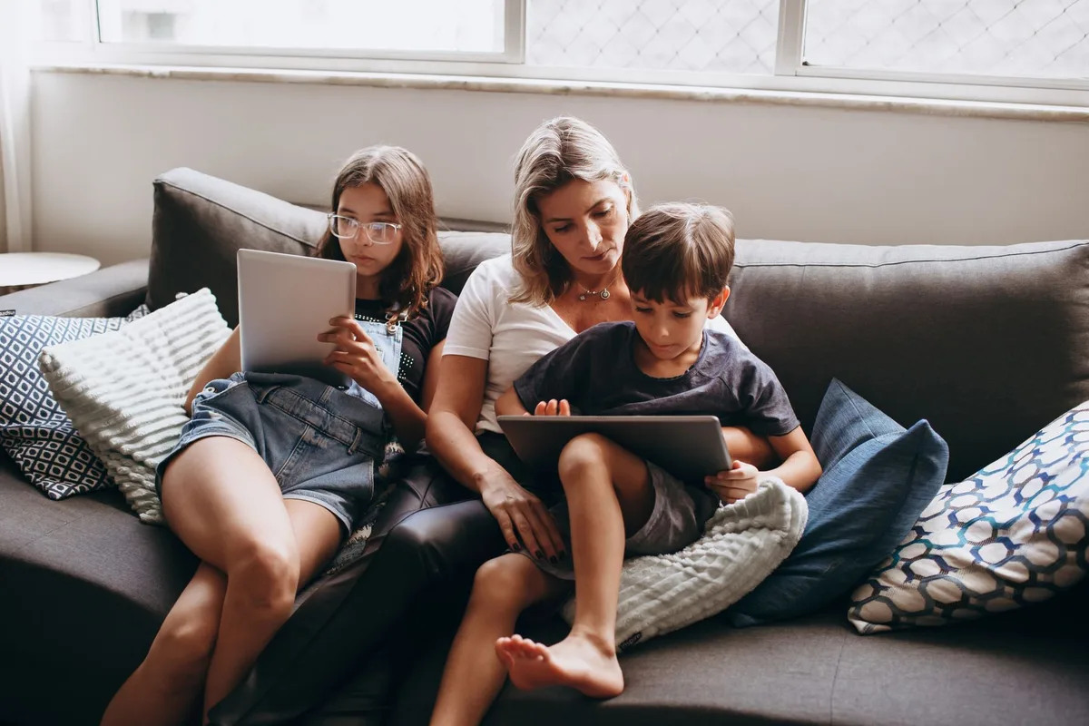 Parents communiquant avec des enfants d'âges différents dans un cadre familial