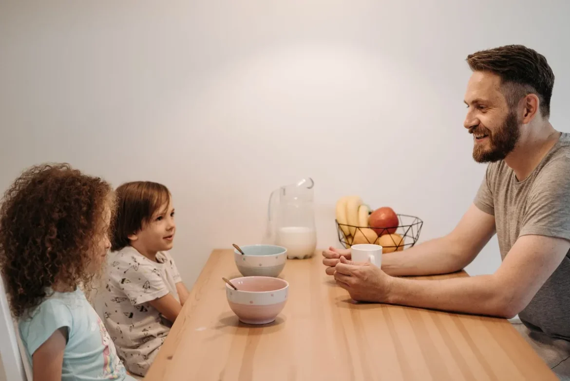 Parent et enfant en conversation face à face, établissant un contact visuel bienveillant