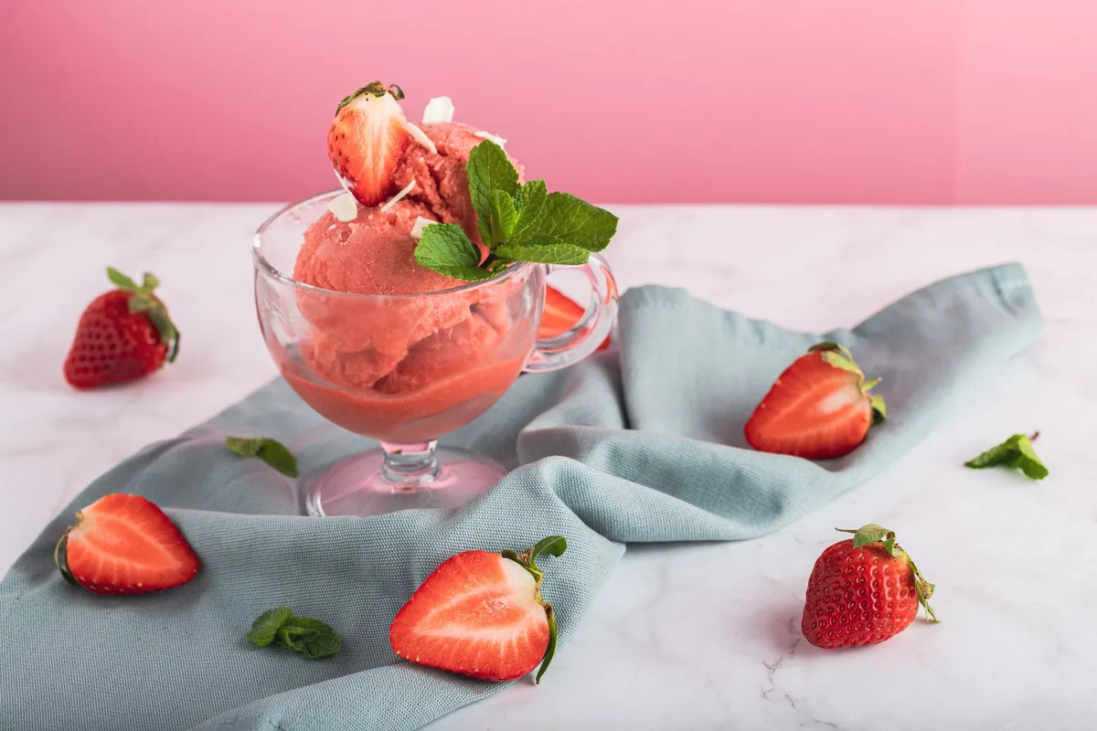 Ingrédients de la glace et du sorbet : lait, crème, fruits, sucre