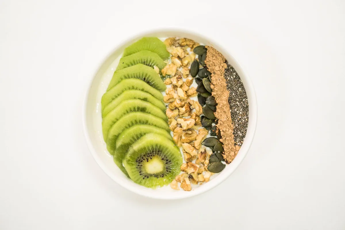 Graines de chia incorporées dans un yaourt et un smoothie