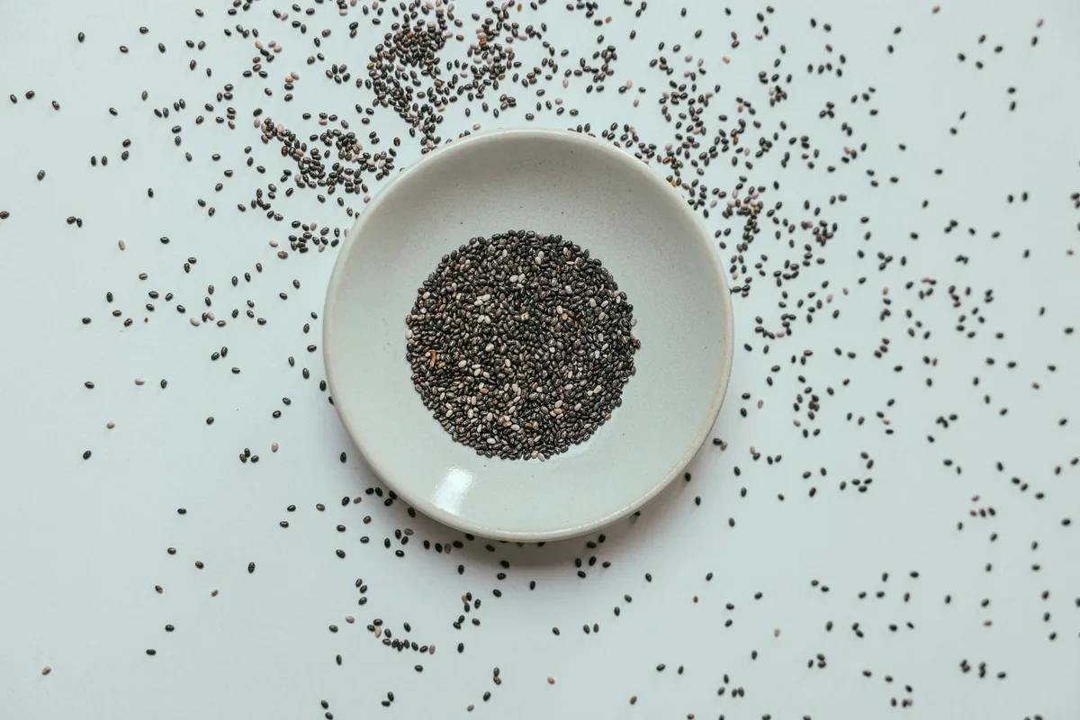 Comparaison visuelle entre les graines de chia noires et blanches