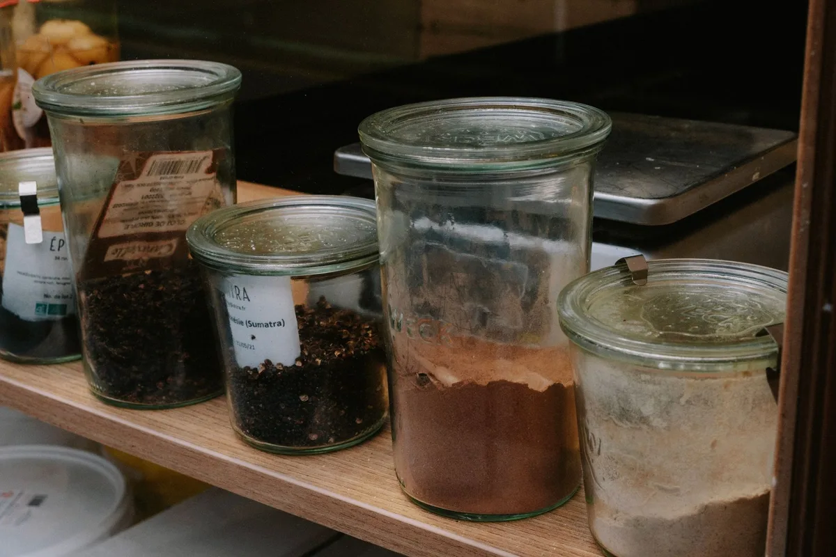 Pot de crème de marron en verre rangé au réfrigérateur après ouverture