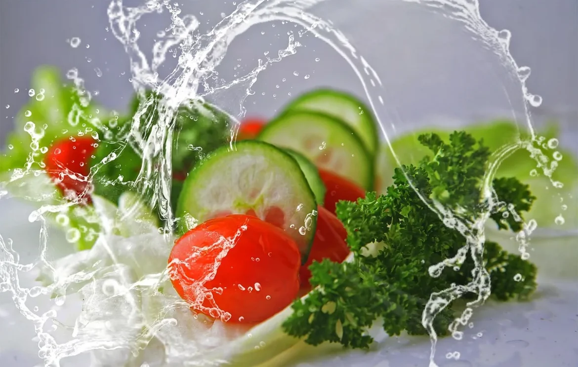 Mains préparant des légumes frais et des céréales sur une planche à découper en bois.
