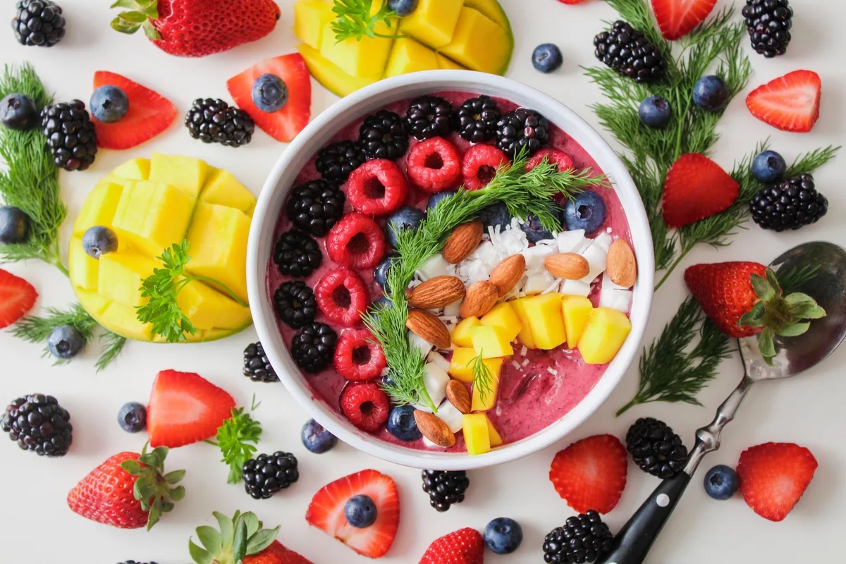 Bol de smoothie équilibré avec fruits, légumes, protéines et bonnes graisses