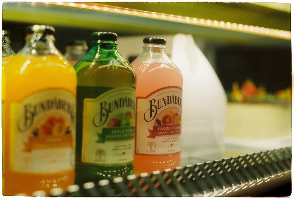 Étiquettes de bouteilles de jus en rayon de supermarché montrant les compositions