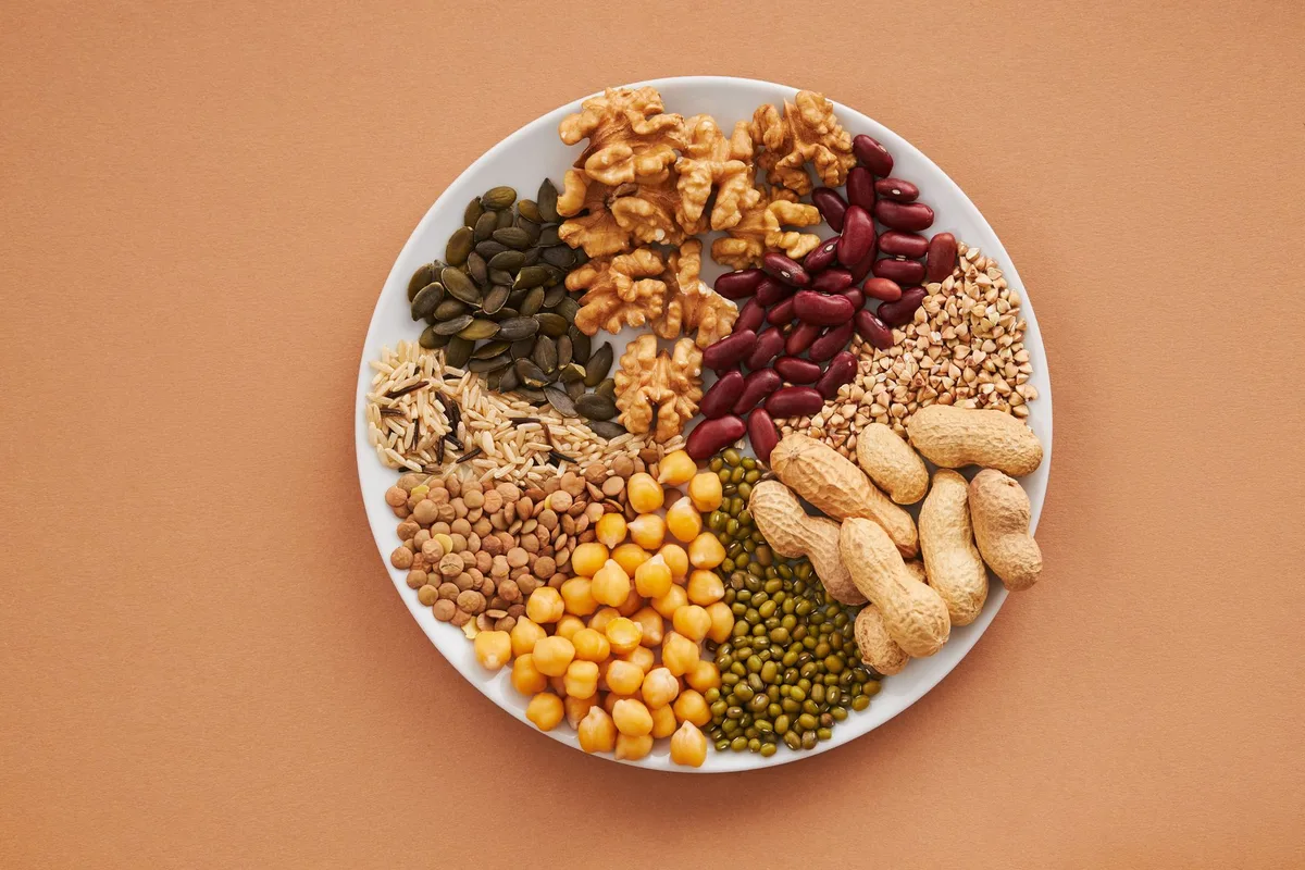 Assiette composée de légumes, protéines et aliments complets