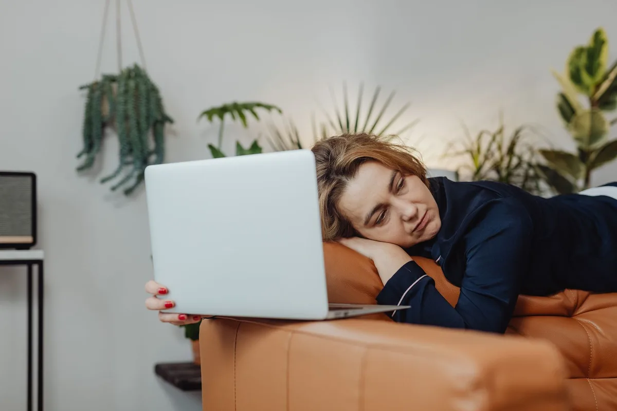 Personne stressée au travail, montrant les effets du stress chronique sur le bien-être.