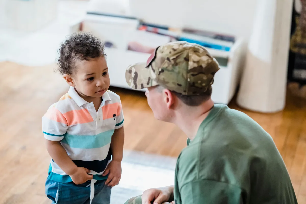 Parent et enfant en conversation respectueuse, moment d'échange positif.