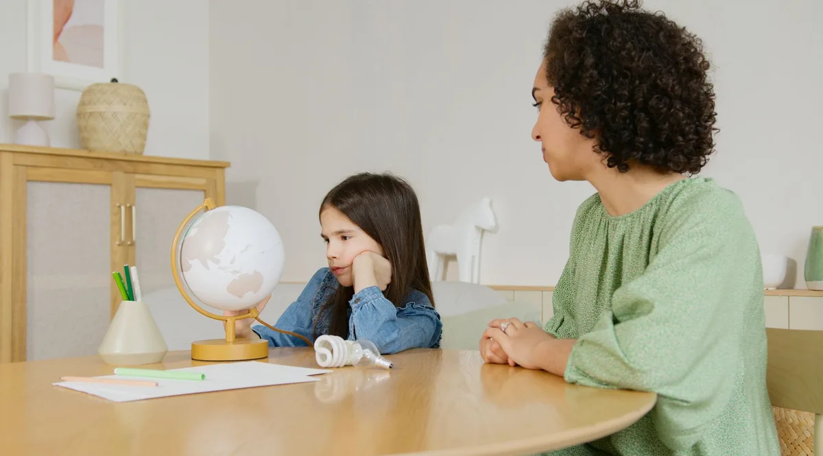 Groupe de parents en conversation, échangeant sur leurs enfants et leurs réussites