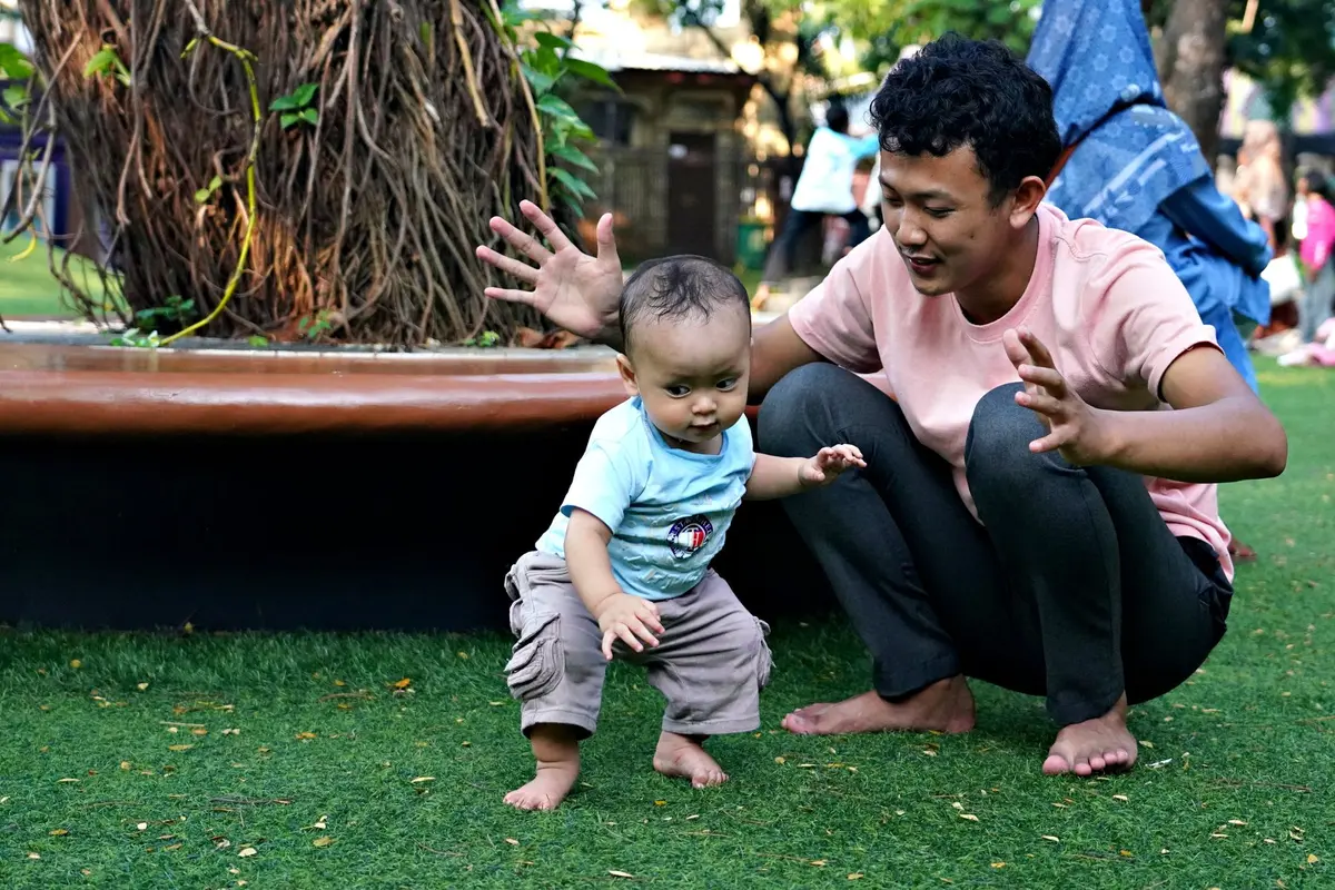 Parent parlant avec son enfant, geste bienveillant, moment d'échange constructif
