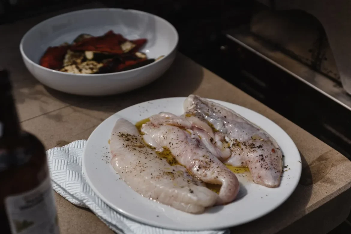 Filet de saumon frais avec filet d'huile d'olive, citron et légumes verts