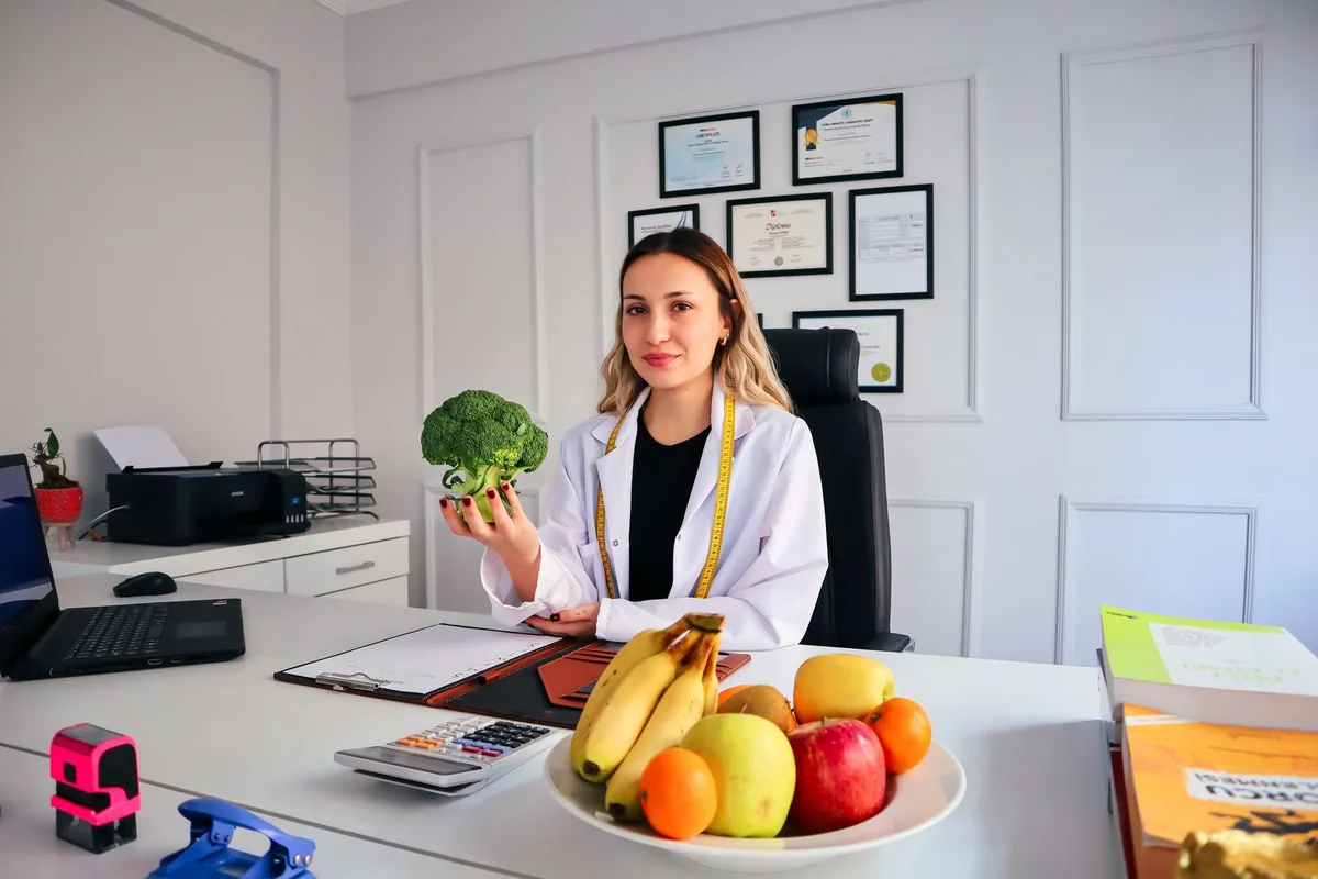 Consultation médicale avec un professionnel de santé pour discuter d'un plan alimentaire personnalisé