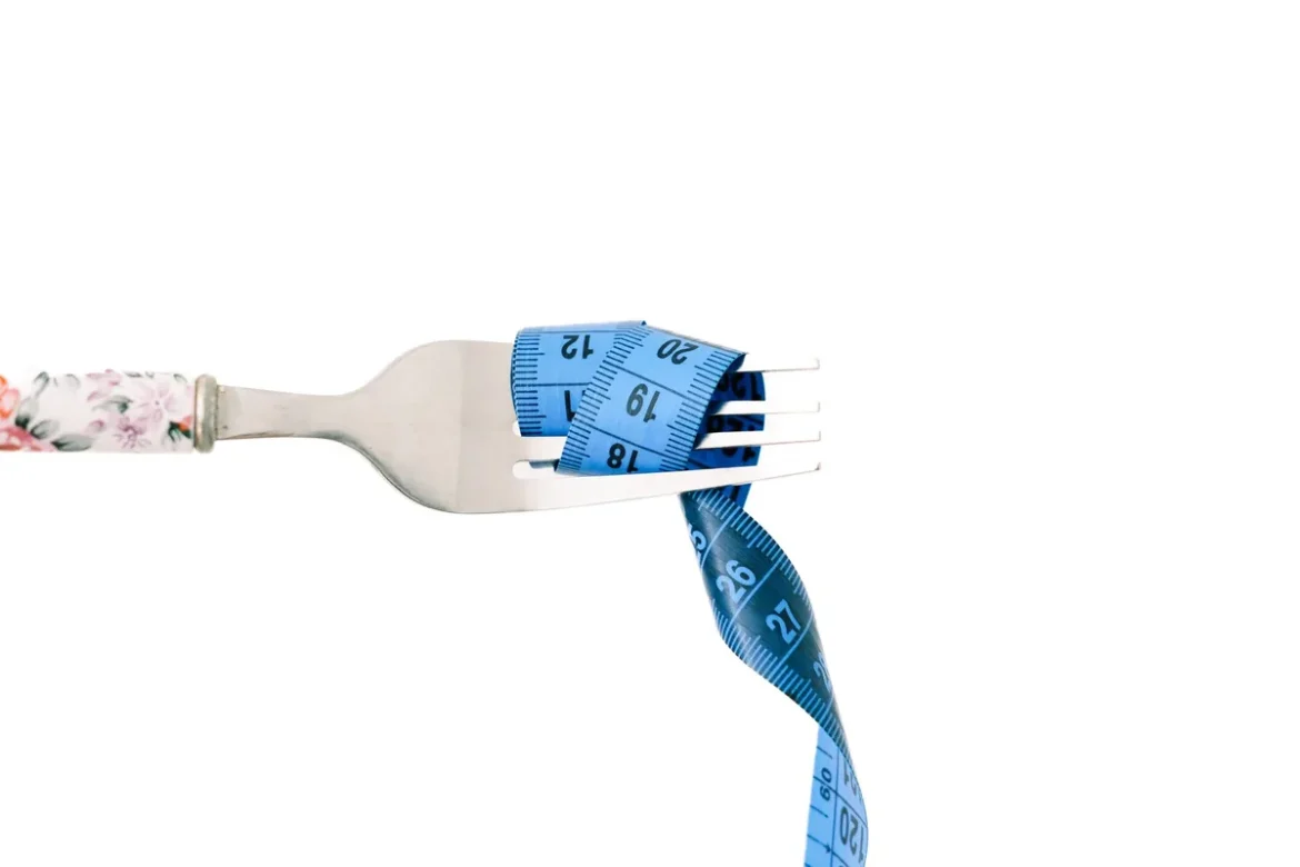 Trois régimes alimentaires différents présentés côte à côte avec des outils de suivi médical