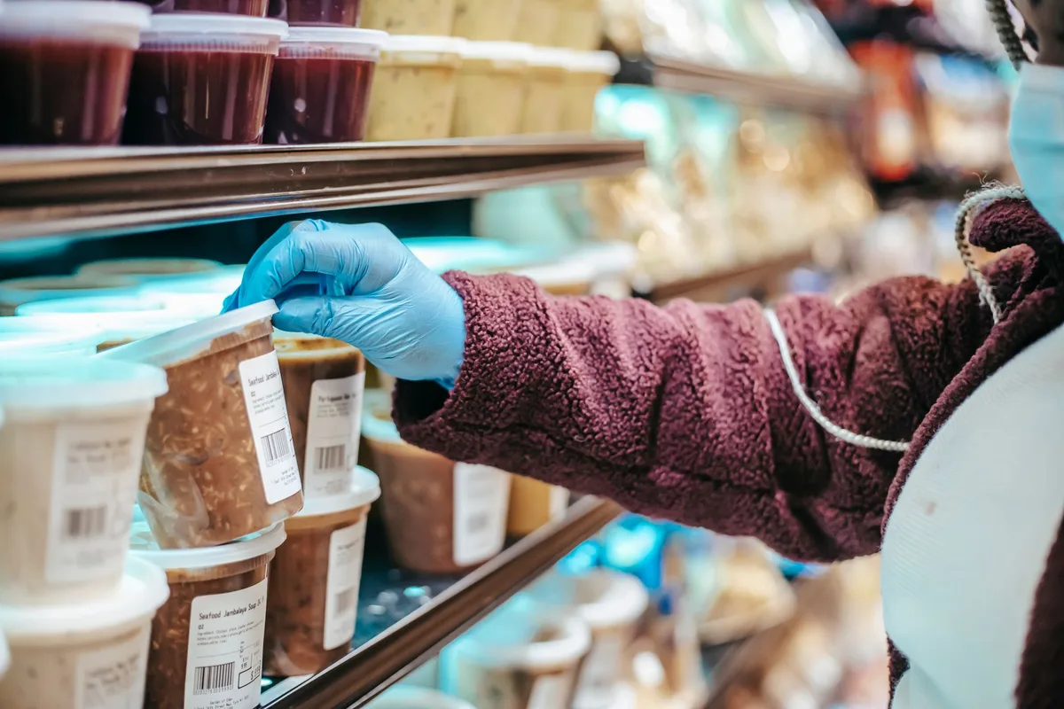Gros plan sur une étiquette nutritionnelle avec les informations de sucre mises en évidence