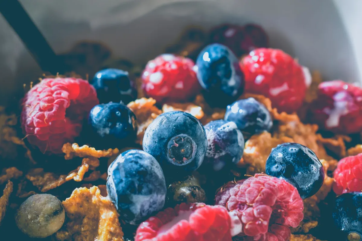 Un bol de céréales avec du lait, des fruits et des protéines pour un petit-déjeuner équilibré
