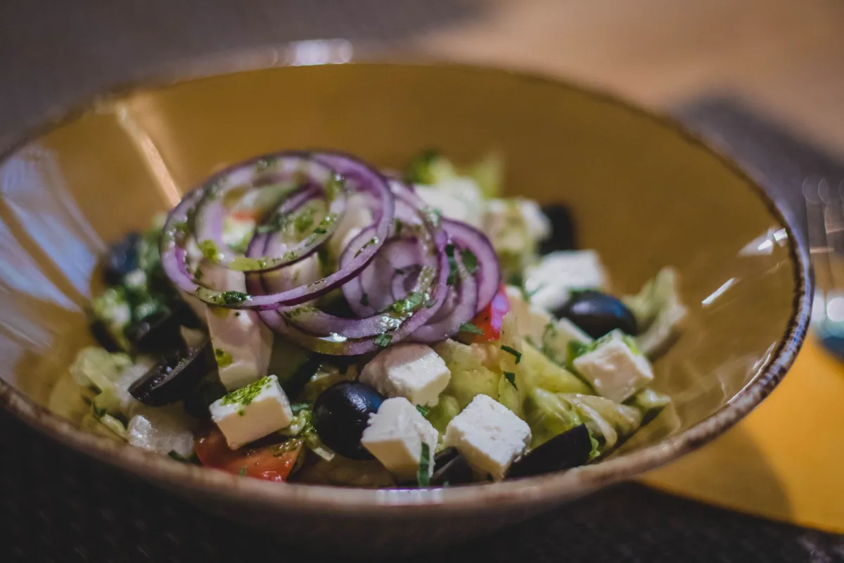 Préparation d'une vinaigrette légère avec citron, huile d'olive et moutarde