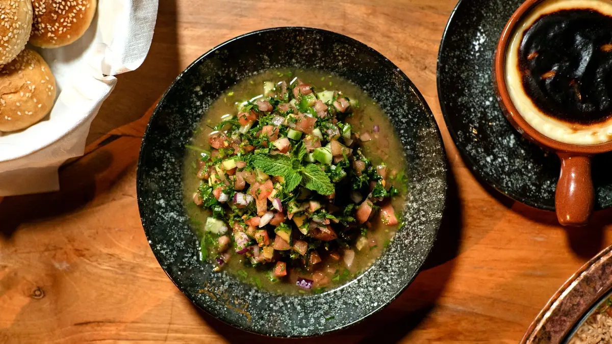 Salade colorée garnie de menthe fraîche, coriandre et tomates cerises