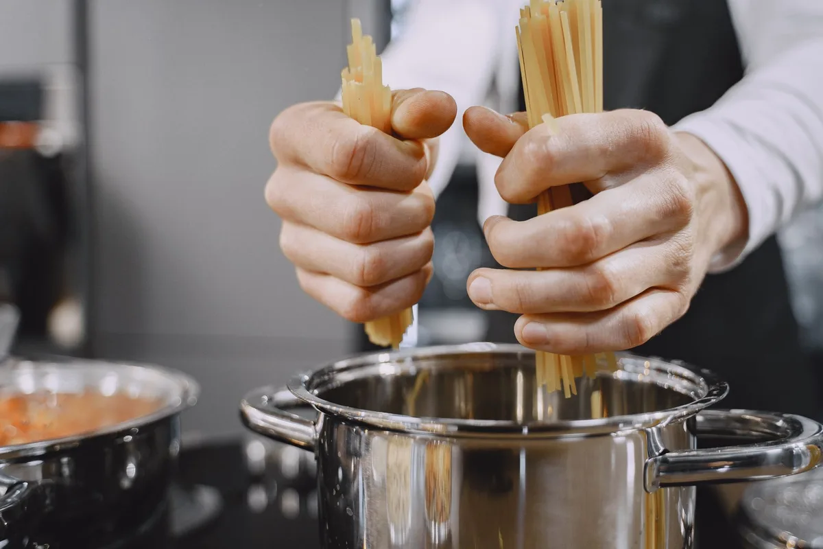 Préparation express des pâtes aux sardines avec ingrédients simples