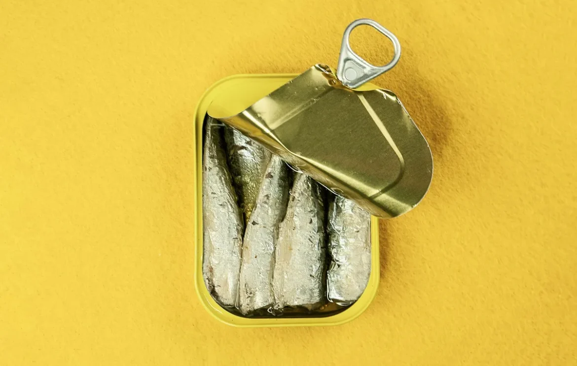 Bol de pâtes aux sardines, citron frais et herbes aromatiques prêtes en 10 minutes