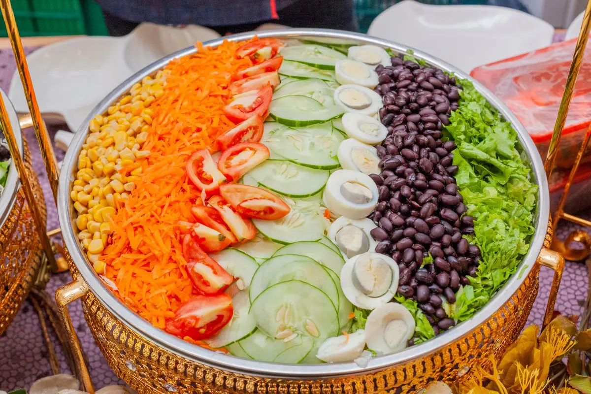 Bowl végétarien avec céréales, légumes rôtis, légumineuses et sauce savoureuse