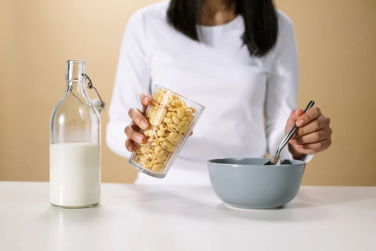 Aliments végétaux enrichis en B12 : lait végétal, céréales et levure alimentaire sur une table.