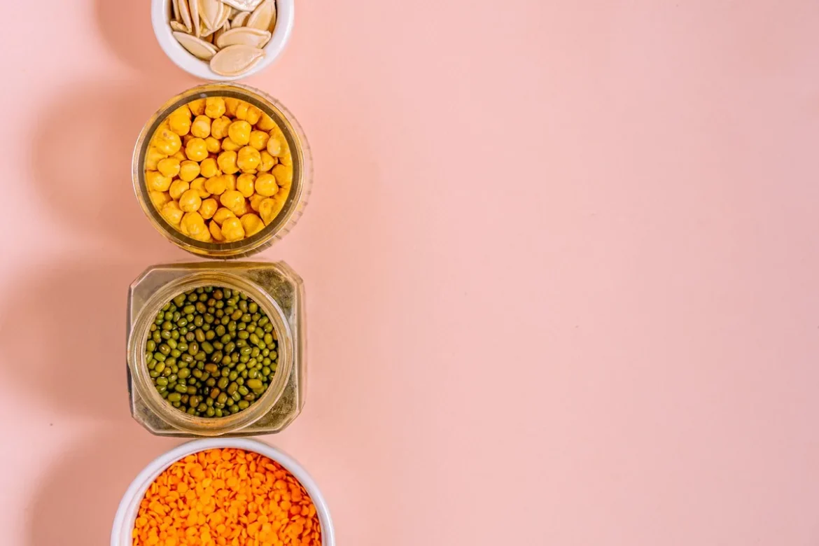 Bol contenant des aliments d'origine végétale enrichis en vitamine B12 sur un plan de travail de cuisine.