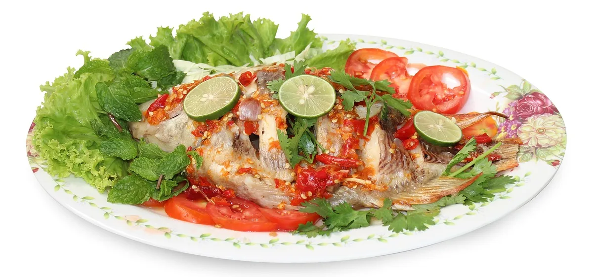 Papillote de poisson blanc cuit à la vapeur avec légumes et citron frais
