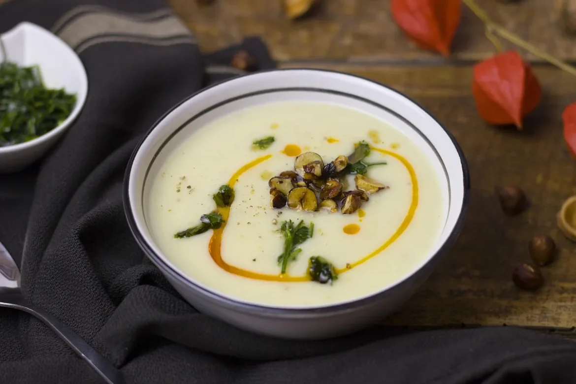Bol de soupe légère aux légumes avec vapeur chaude s'échappant, posé sur un plan de travail de cuisine