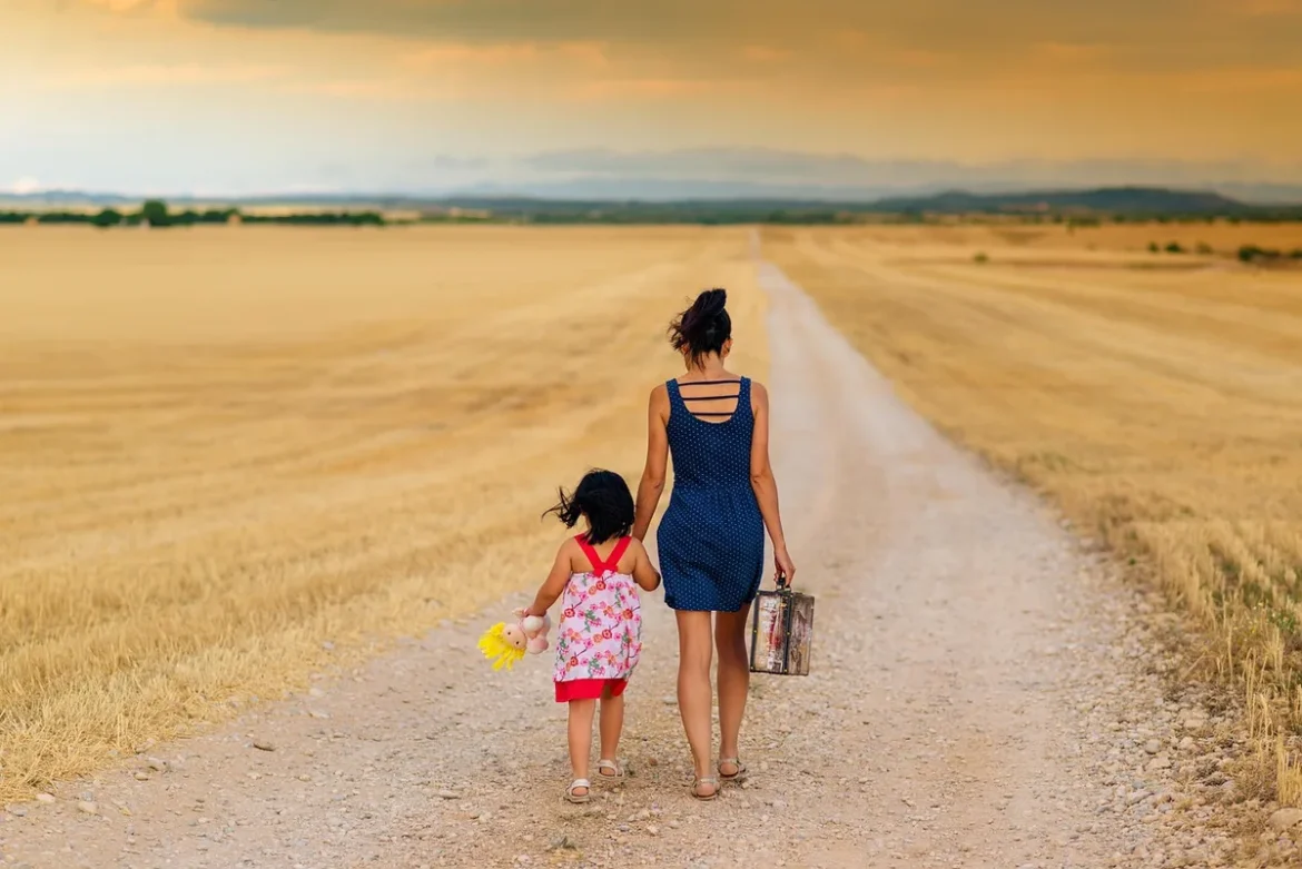 Parent et enfant en moment de calme et de soutien émotionnel
